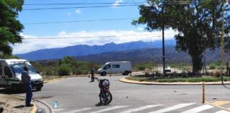 Remís chocó con una moto en la rotonda de Avenida México y Virgen del Valle