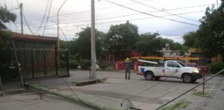 Un poste de Telecom cayó en Avenida Mariano Moreno y afectó el alumbrado público