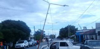Automovilista chocó contra un poste del alumbrado público en Avenida Ahumada y Barros
