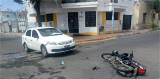 Una joven mujer resultó lesionada tras protagonizar un siniestro vial en la Capital