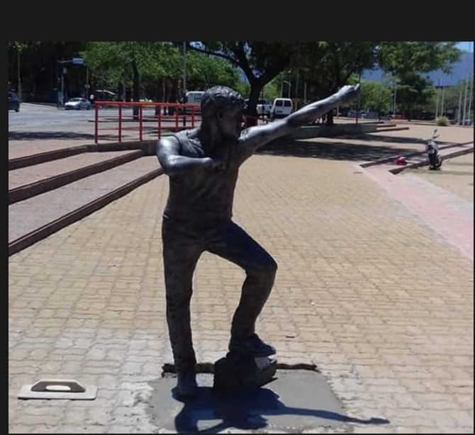 Walter Olmos estatua