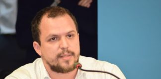 Juan Denett: “Manzi es la hipocresía en su máxima expresión”