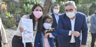 El gobernador Raúl Jalil entregó viviendas en el sur de la Capital