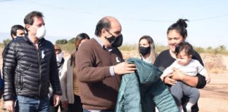 “Tu Capital te cuida”: comenzó la entrega de abrigos a más de 200 familias