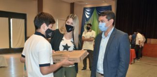 Educación entregó dispositivos electrónicos a alumnos de FME