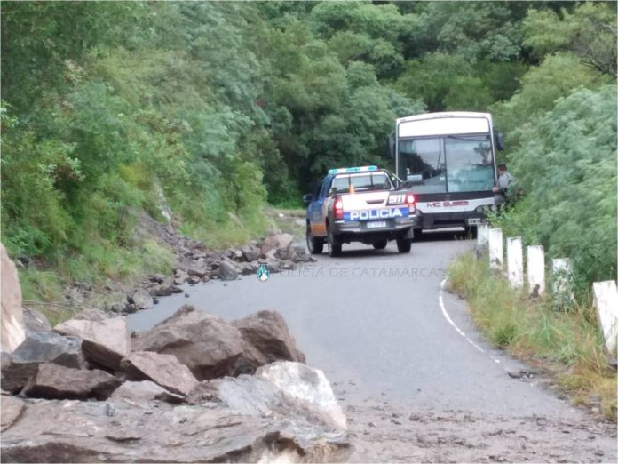 El derrumbe en la ruta impidió el paso del colectivo