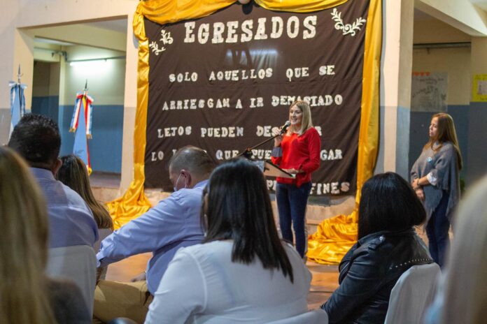la_ministra_centurion_entrego_titulos_a_egresados_del_plan_fines_y_de_secundaria_para_jovenes_y_adultos1