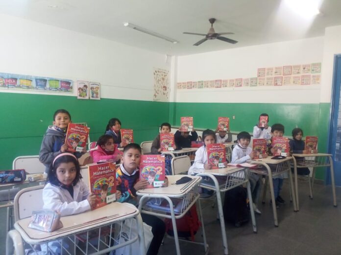 mas_alumnos_de_escuelas_primarias_recibieron_sus_libros_de_lengua_y_matematica1
