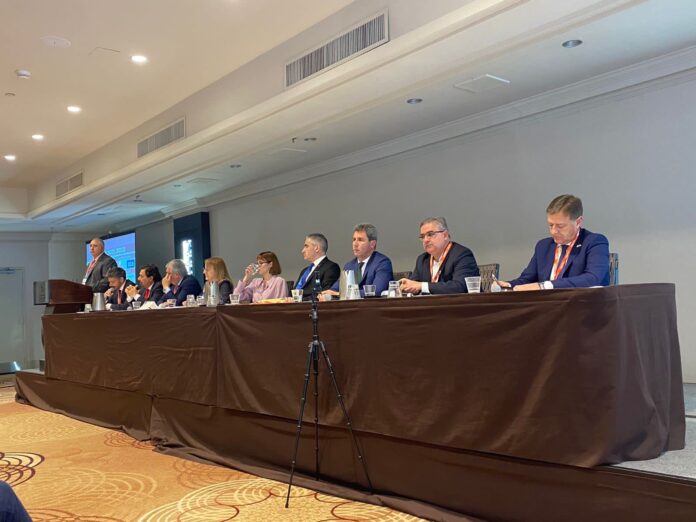 los_seis_gobernadores_de_provincias_mineras_expusieron_juntos_en_la_pdac_3