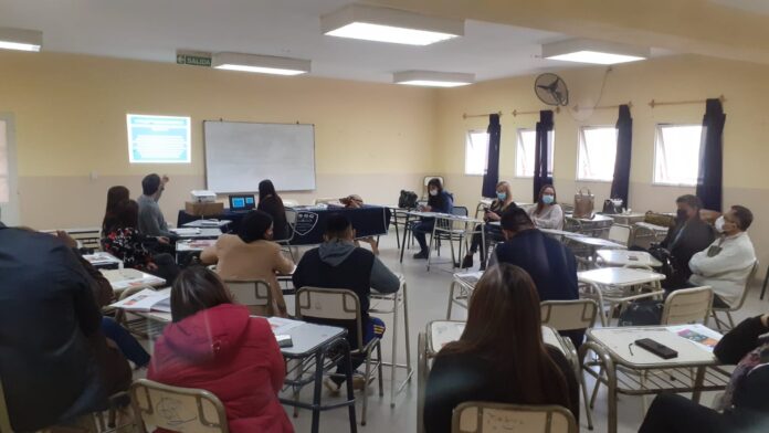 reunion_del_equipo_esi_con_directivos_y_docentes_de_la_secundaria_n5_1