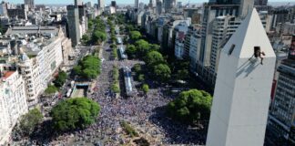 Miles de argentinos coparon el Obelisco para festejar con los campeones del mundo