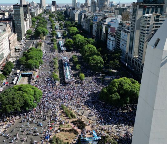 Miles de argentinos coparon el Obelisco para festejar con los campeones del mundo