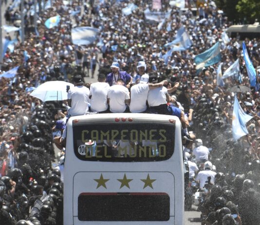 La selección saludó desde el cielo a una imponente multitud