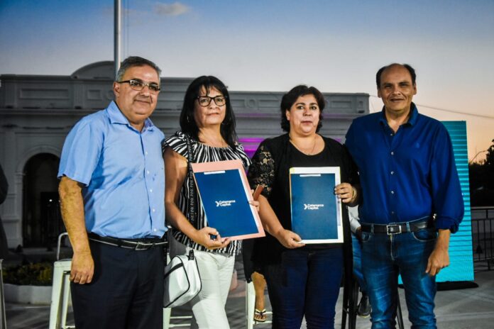 Raúl acompañó a Gustavo en la entrega de escrituras (3)