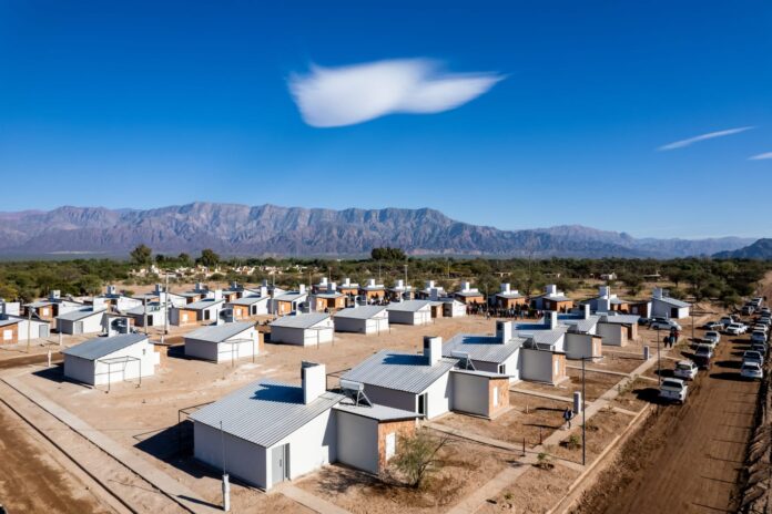 Raúl entregó un nuevo barrio en Tinogasta (1)