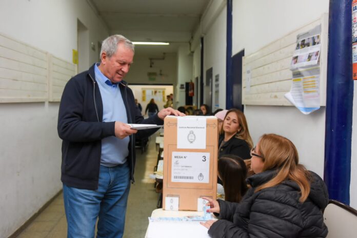 Rubén Dusso votó e instó al cuidado de la democracia