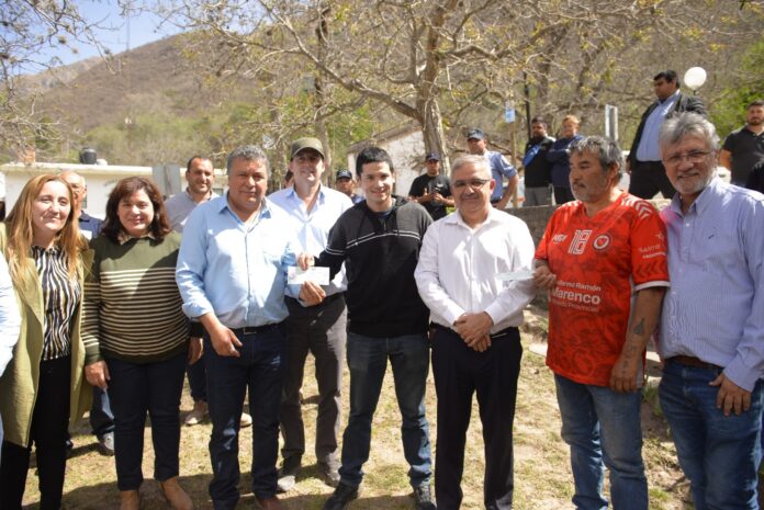 El Gobernador entregó aportes y maquinarias a productores de Los Ángeles