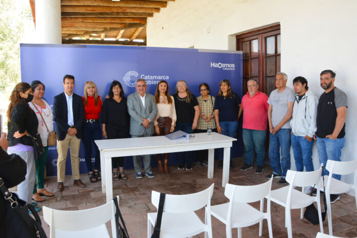 Familias del barrio Jorge Bermúdez acceden a la escritura