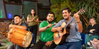 Emocionante encuentro con los hacedores del Poncho en la Casa de la Cultura