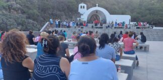 Gran cantidad de turistas recorren la Gruta de la Virgen y la Catedral Basílica