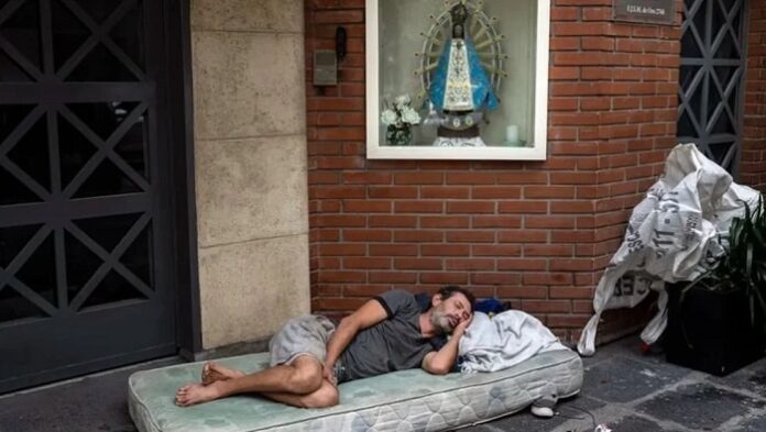 gente durmiendo en la calle