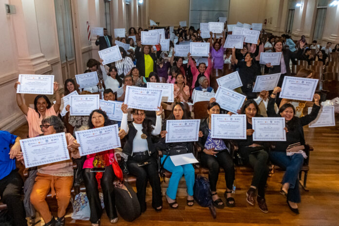 126artesanas y artesanos se diplomaron en Tejido en Telar